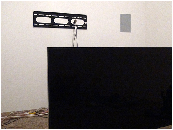 Der erste Smart TV wartet auf Anbringung an der Wandhalterung.